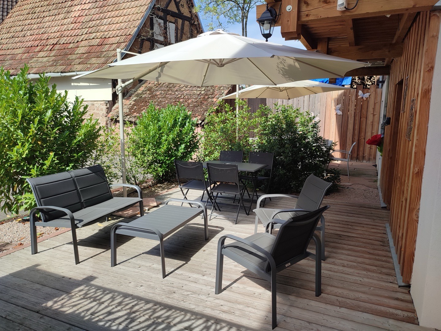 La grande terrasse en bois du Lien des Temps