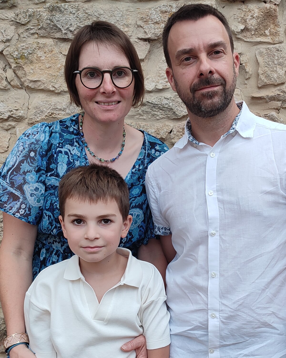 Mathilde et Pierre, vos hôtes aux Gîtes des Prélats, avec leur fils