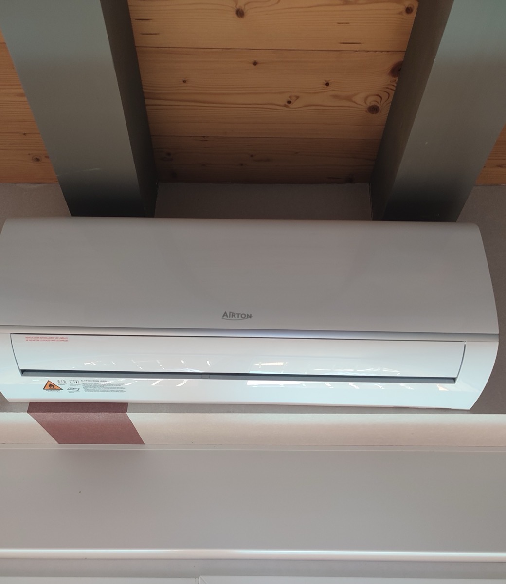 La climatisation du gîte, installée sous les poutres de bois